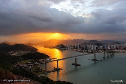 Pôr do sol na Terceira Ponte e Convento da Penha